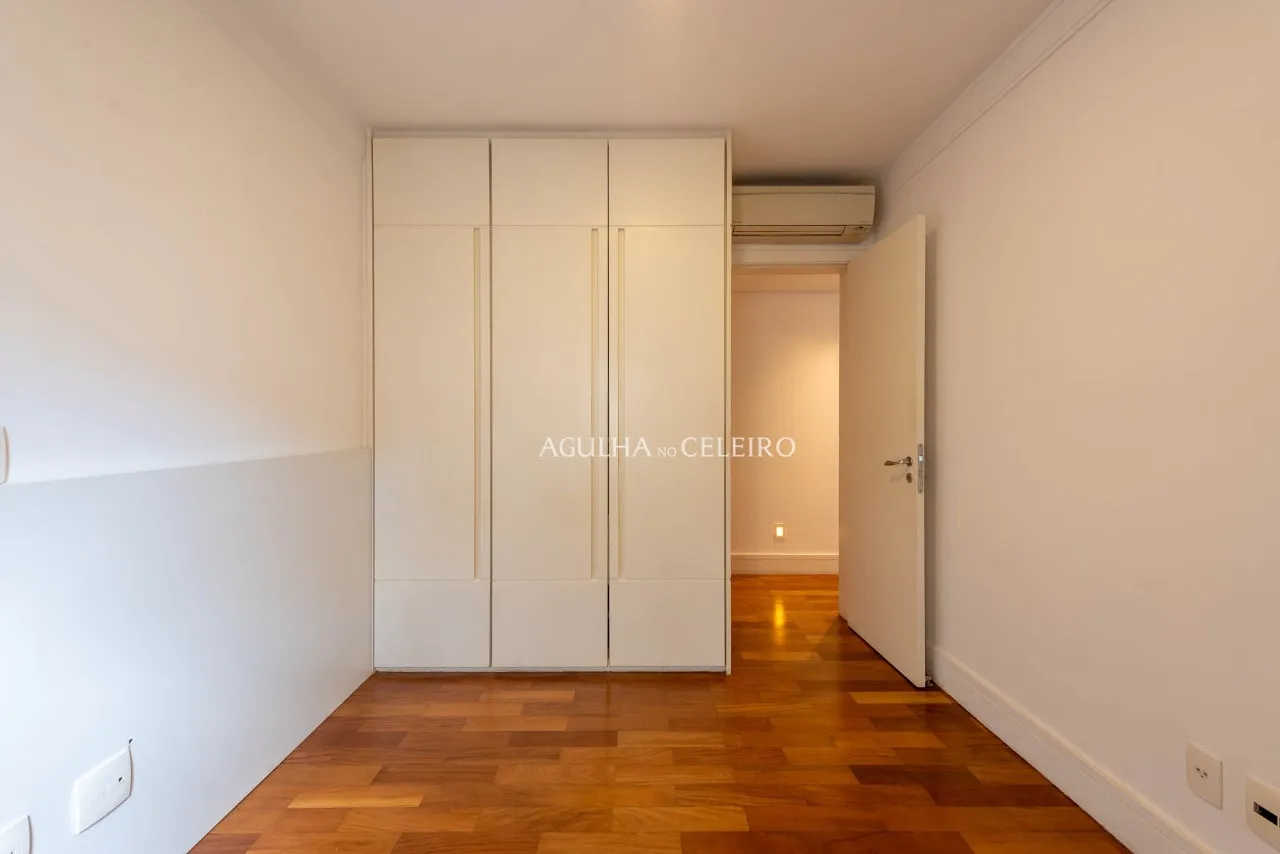 Apartamento reformado em rua tranquila do Itaim Bibi – AP2074