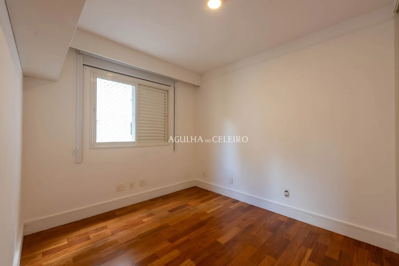 Apartamento reformado em rua tranquila do Itaim Bibi – AP2074