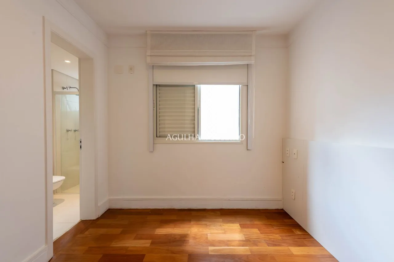 Apartamento reformado em rua tranquila do Itaim Bibi – AP2074