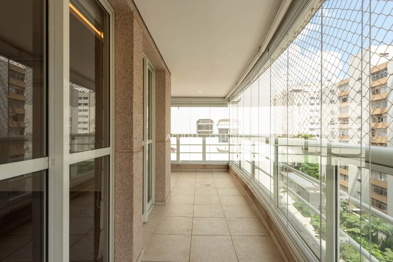 Apartamento reformado em rua tranquila do Itaim Bibi – AP2074
