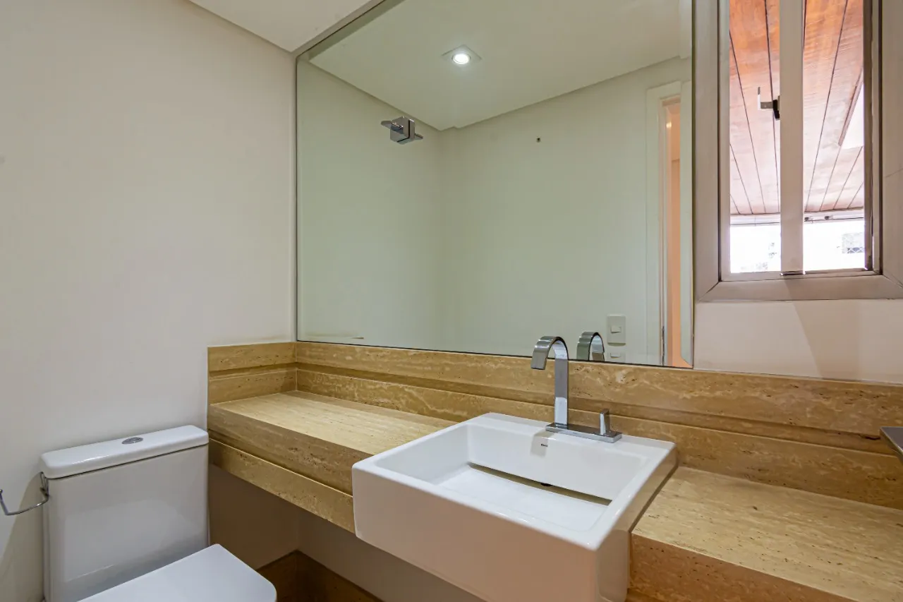 Apartamento em edifício assinado por Ruy Ohtake em Moema Pássaros – AP3679