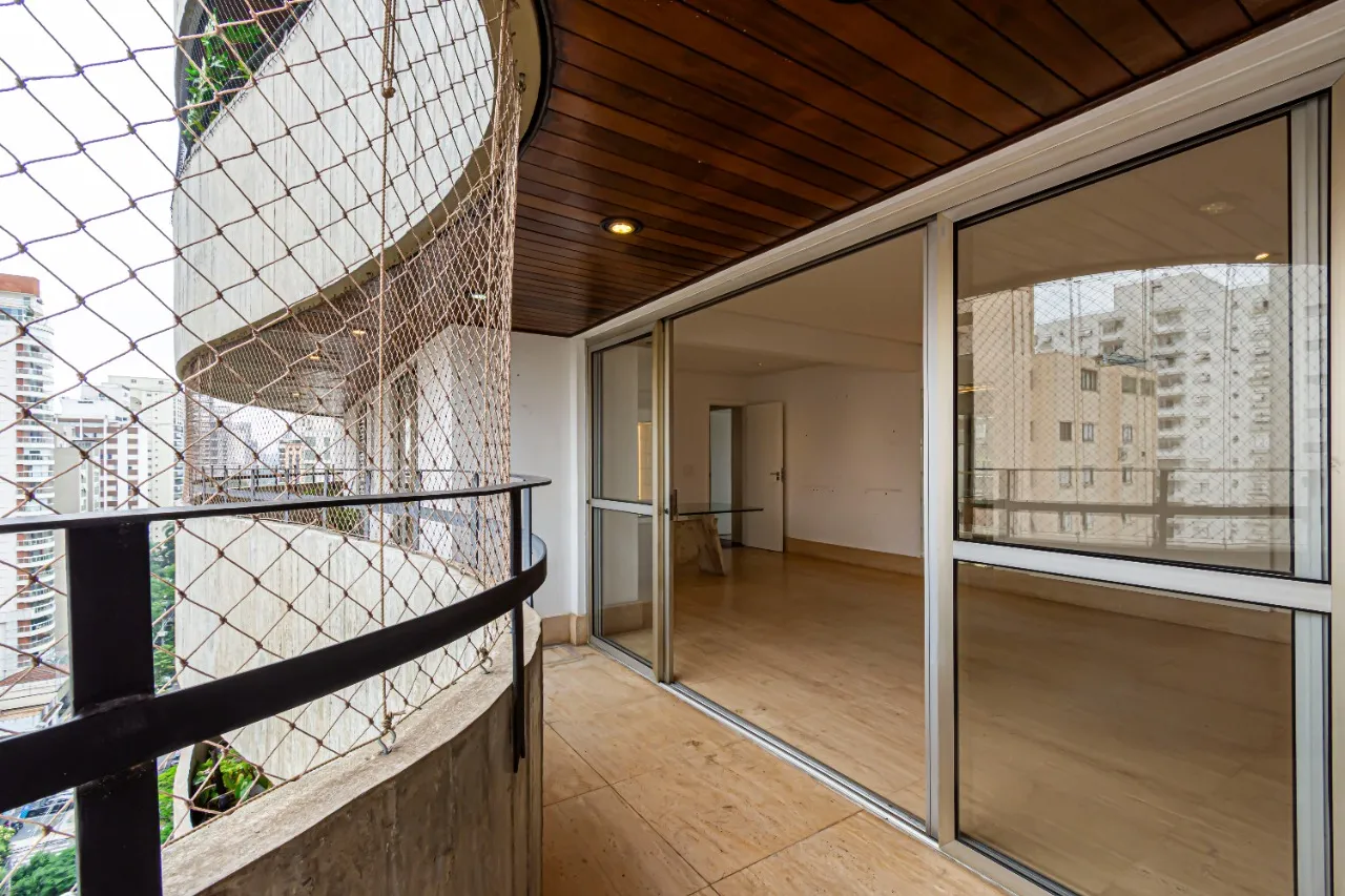 Apartamento em edifício assinado por Ruy Ohtake em Moema Pássaros – AP3679