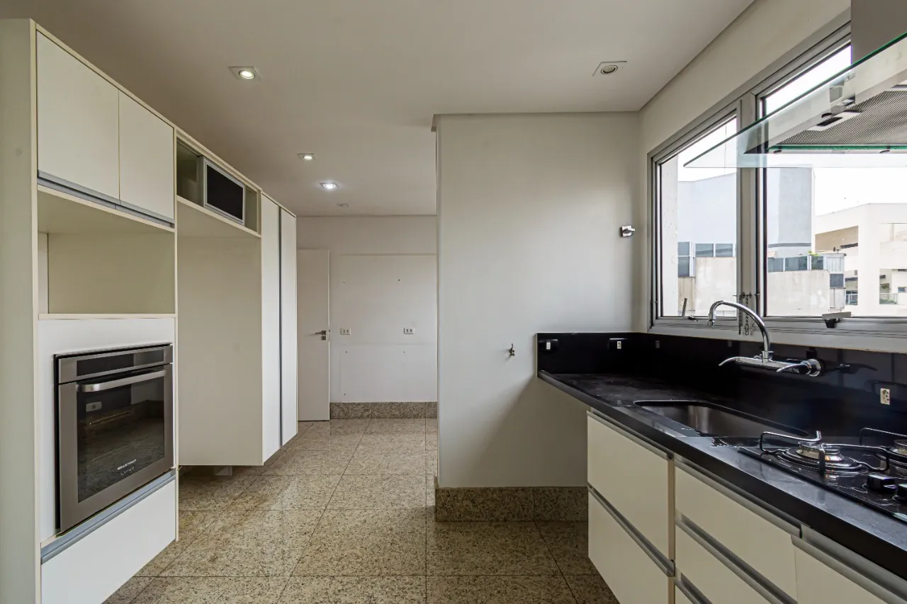 Apartamento em edifício assinado por Ruy Ohtake em Moema Pássaros – AP3679