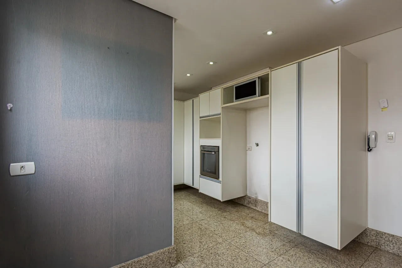 Apartamento em edifício assinado por Ruy Ohtake em Moema Pássaros – AP3679