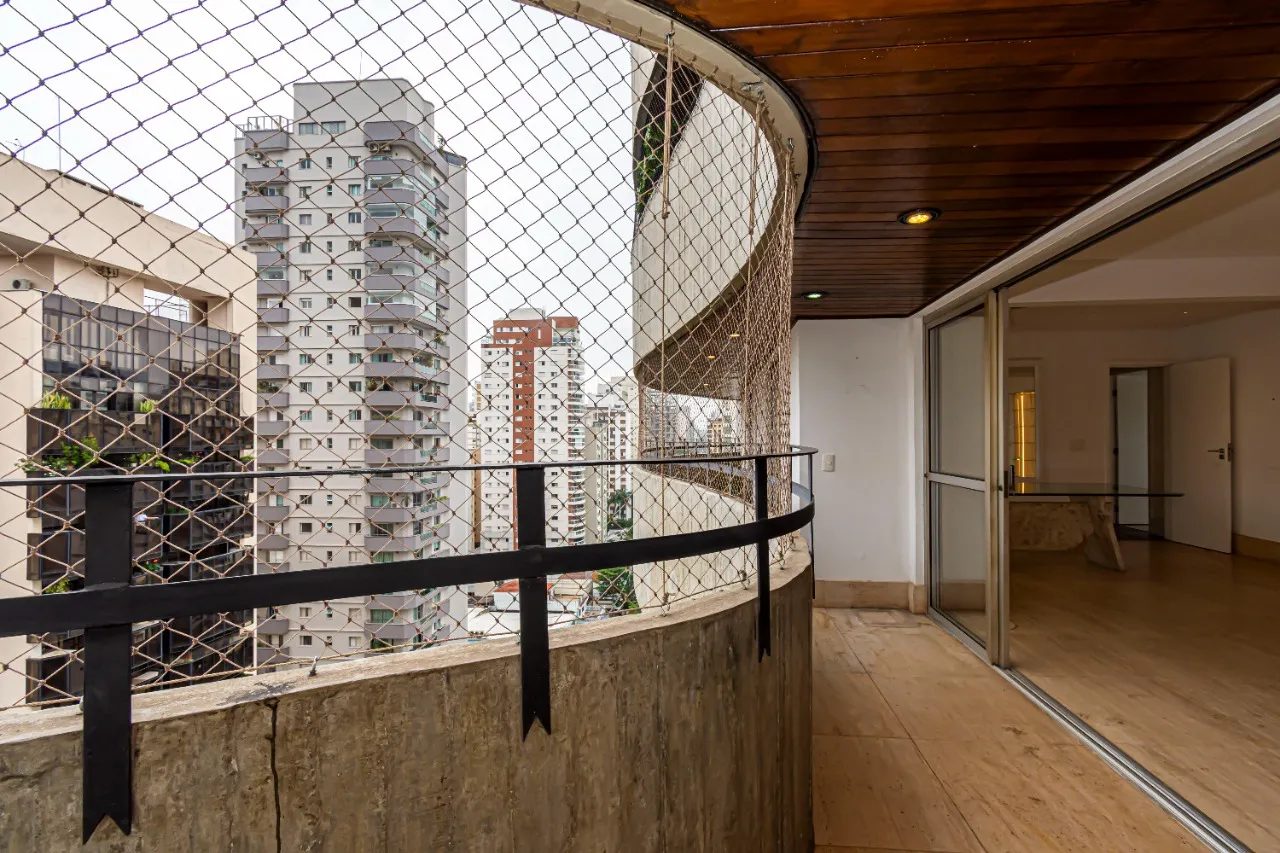 Apartamento em edifício assinado por Ruy Ohtake em Moema Pássaros – AP3679