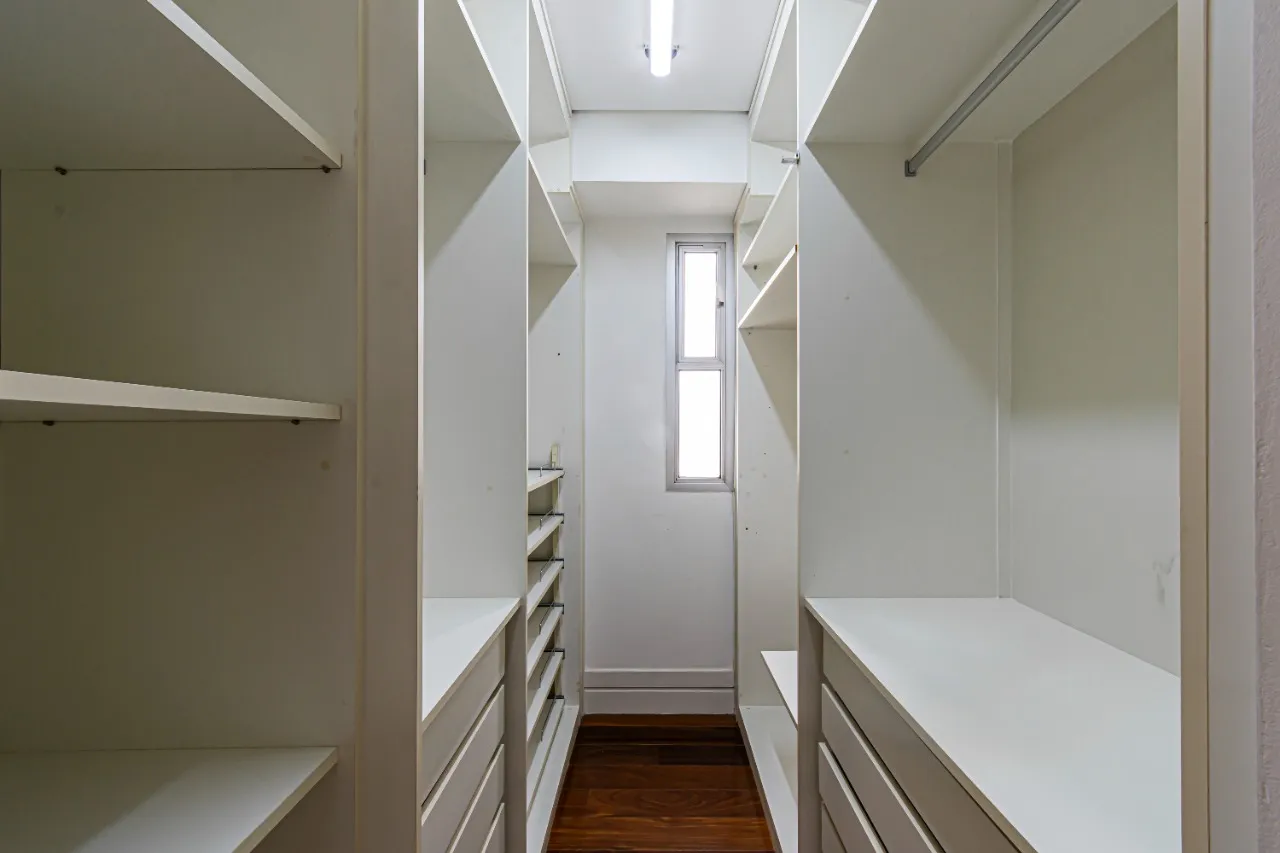 Apartamento em edifício assinado por Ruy Ohtake em Moema Pássaros – AP3679