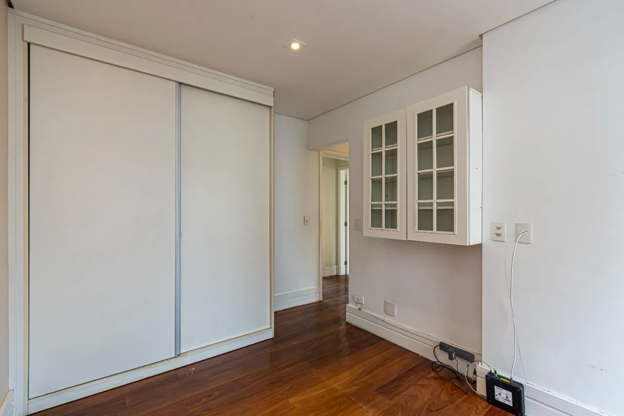 Apartamento em edifício assinado por Ruy Ohtake em Moema Pássaros – AP3679