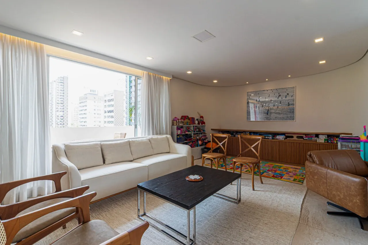 Apartamento reformado, espaçoso e com lazer à venda no Itaim Bibi – AP4857