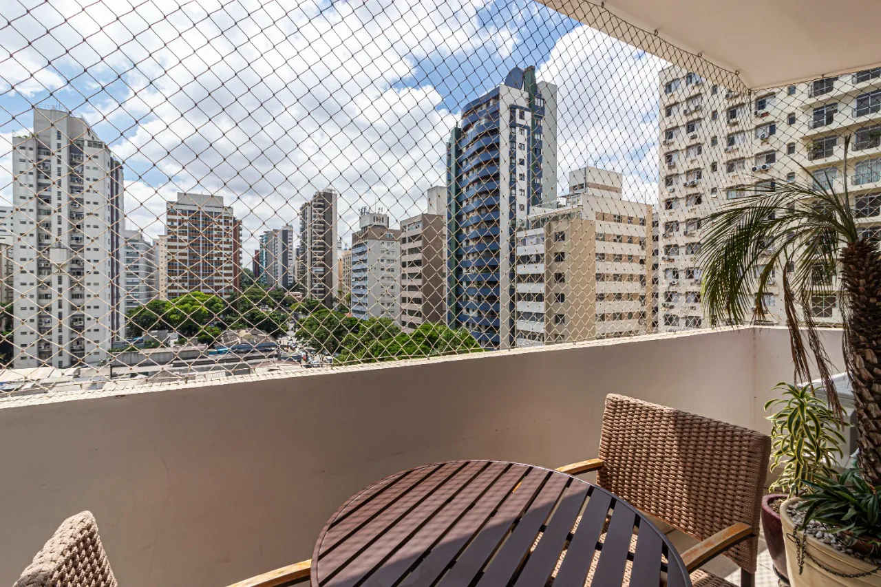 Apartamento reformado, espaçoso e com lazer à venda no Itaim Bibi – AP4857