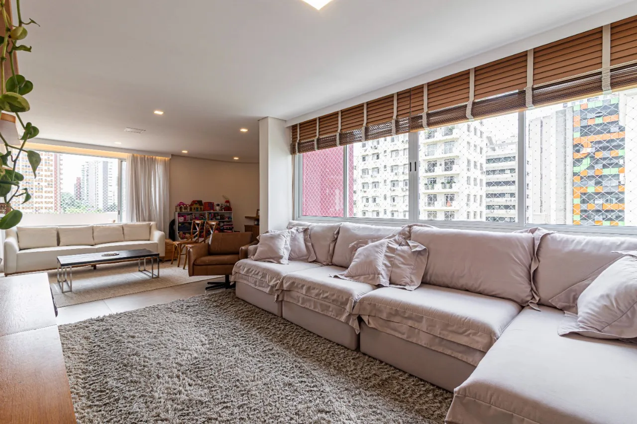 Apartamento reformado, espaçoso e com lazer à venda no Itaim Bibi – AP4857