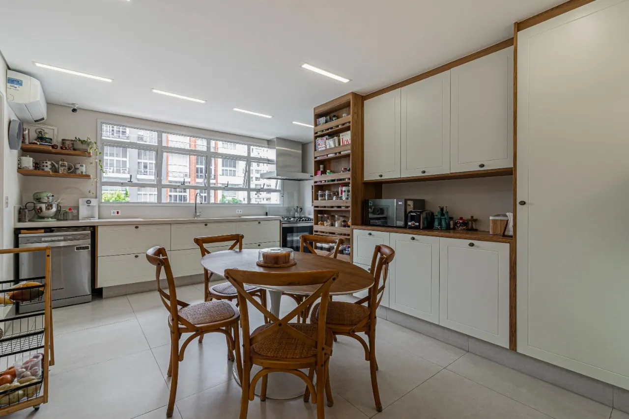 Apartamento reformado, espaçoso e com lazer à venda no Itaim Bibi – AP4857