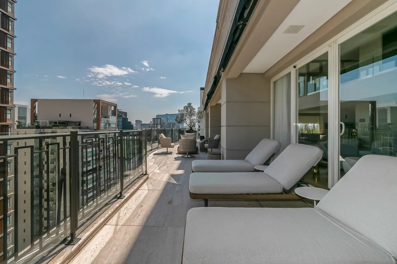 Cobertura Triplex com mais de 1000 m² e decoração assinada no Itaim Bibi. – CO0922