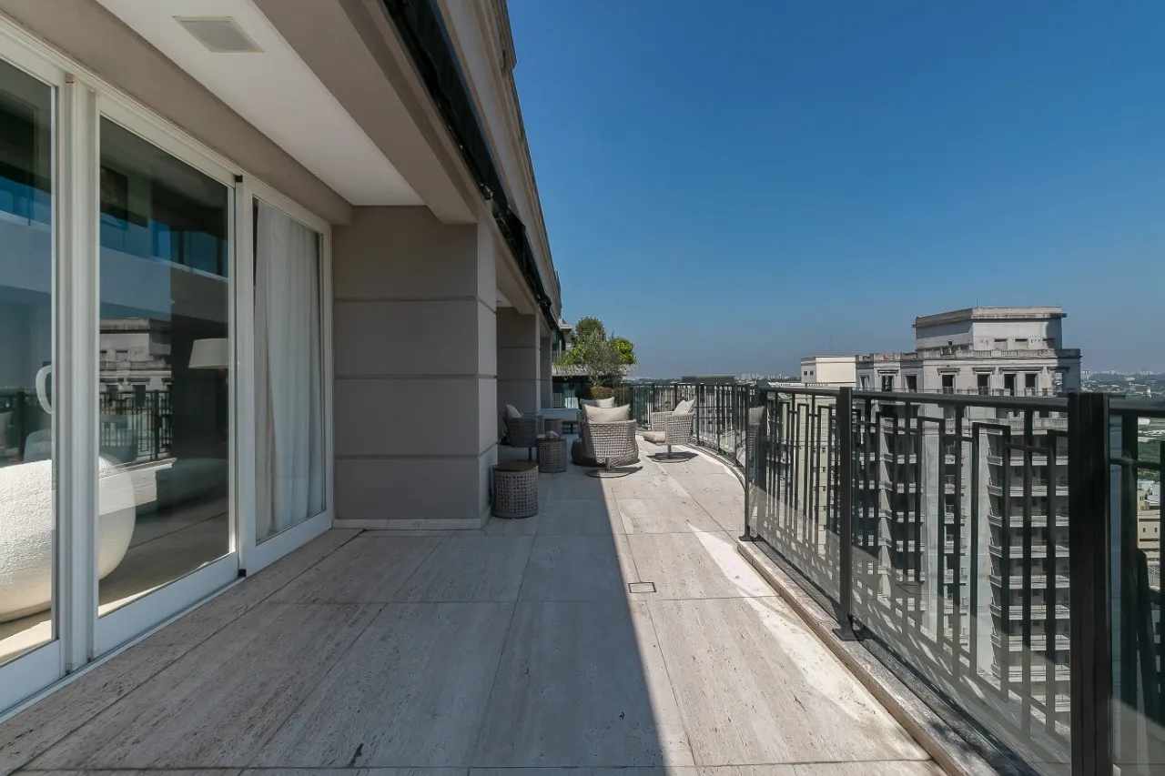 Cobertura Triplex com mais de 1000 m² e decoração assinada no Itaim Bibi. – CO0922