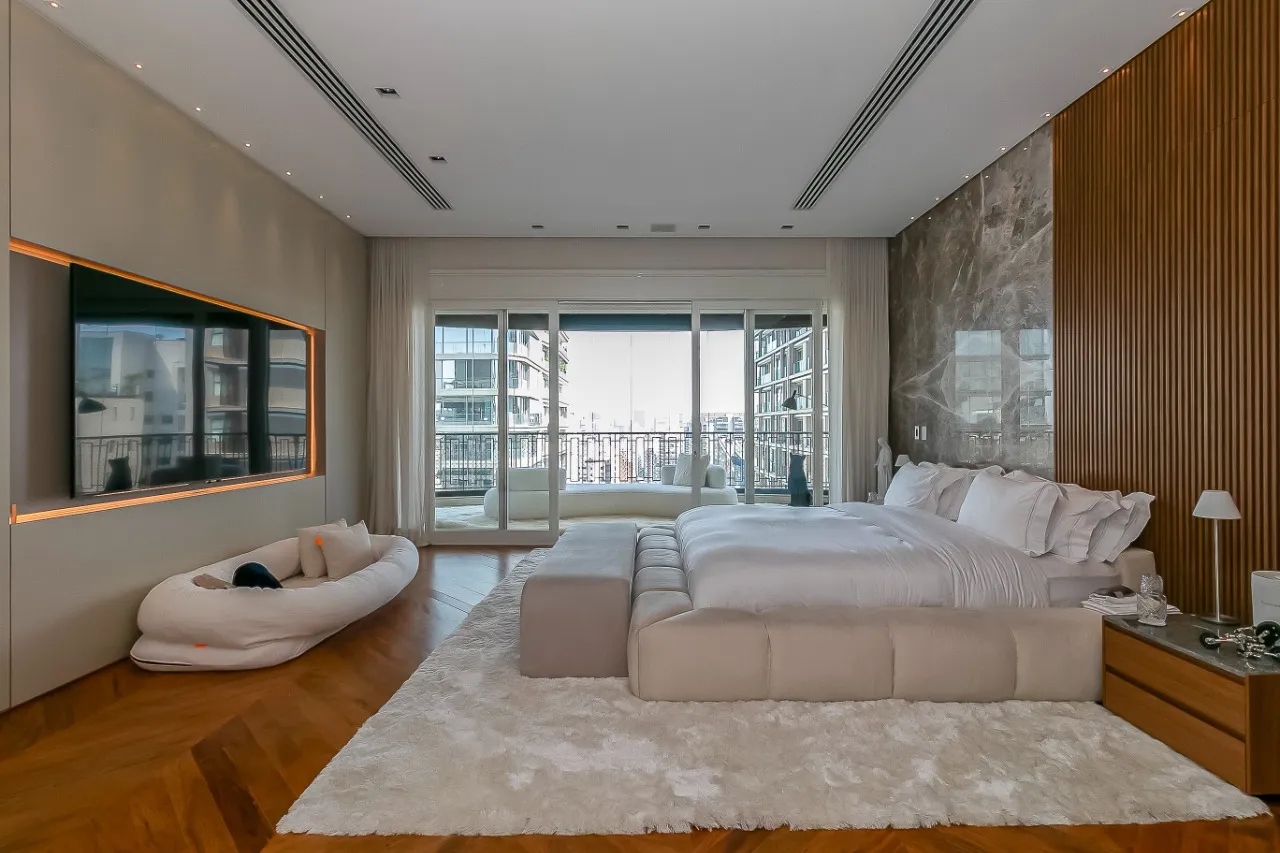 Cobertura Triplex com mais de 1000 m² e decoração assinada no Itaim Bibi. – CO0922