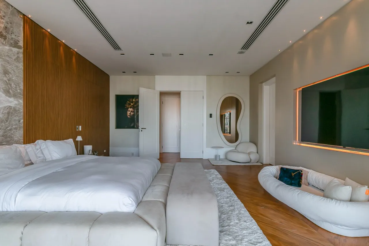 Cobertura Triplex com mais de 1000 m² e decoração assinada no Itaim Bibi. – CO0922