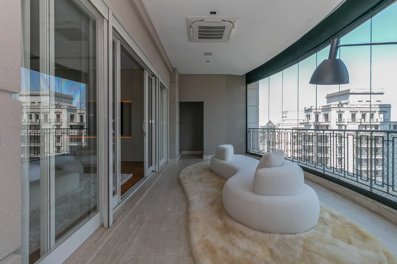 Cobertura Triplex com mais de 1000 m² e decoração assinada no Itaim Bibi. – CO0922