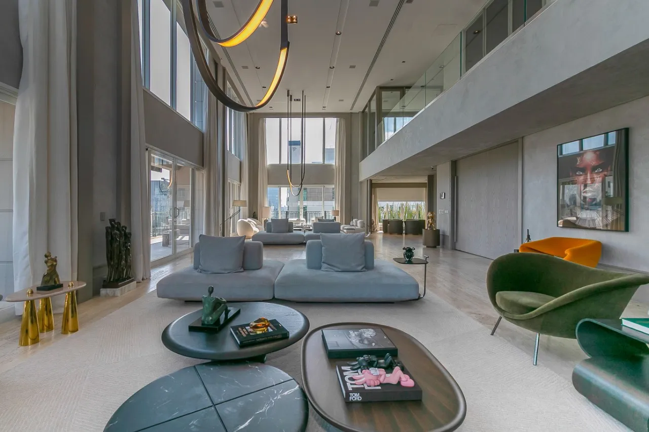 Cobertura Triplex com mais de 1000 m² e decoração assinada no Itaim Bibi. – CO0922