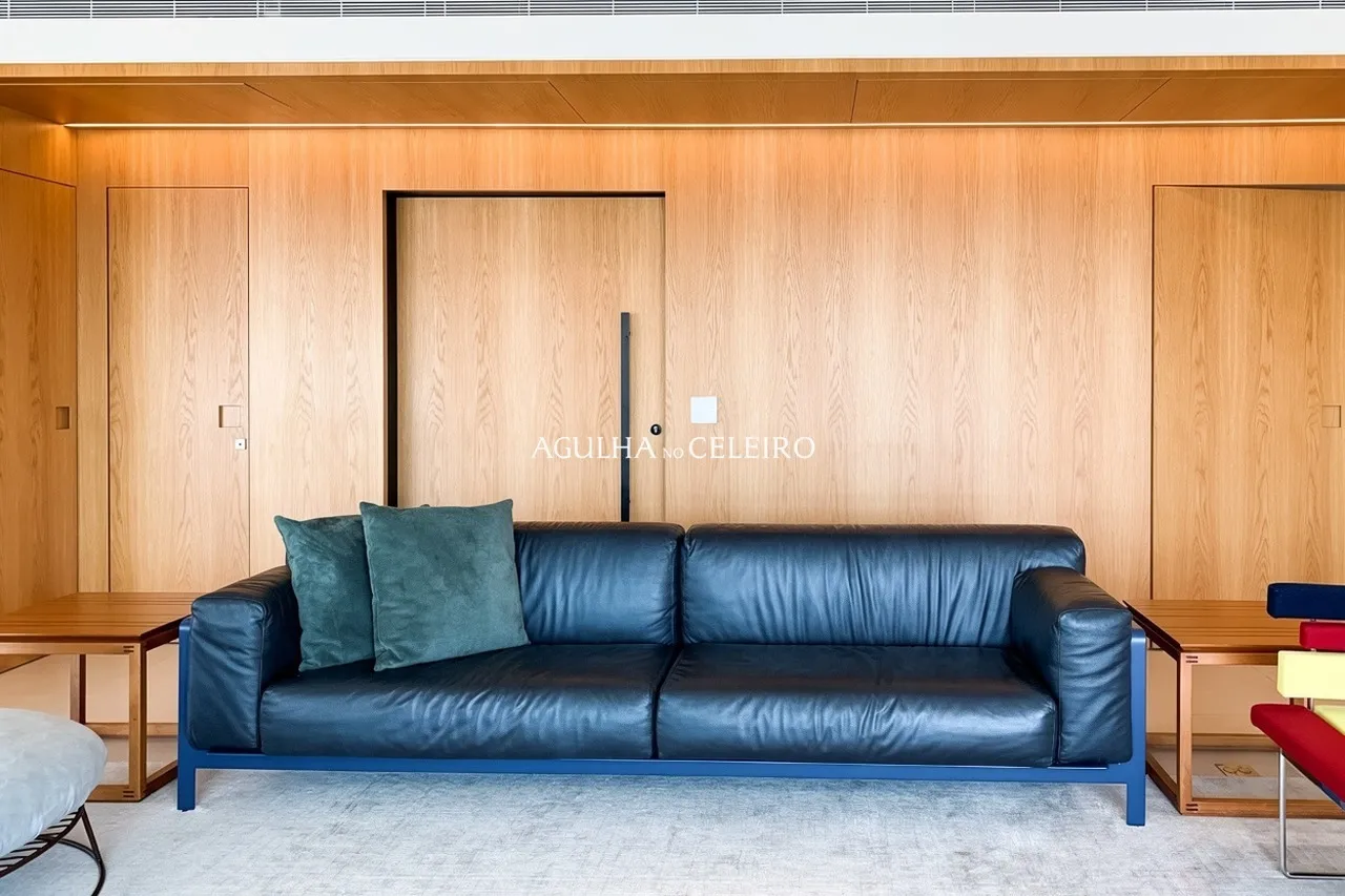 Vista deslumbrante do skyline, acabamentos exclusivos e tecnologia de ponta. – 13177