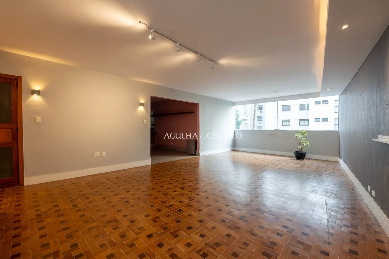 Charme arquitetônico com amplitude e luz natural. – 17491
