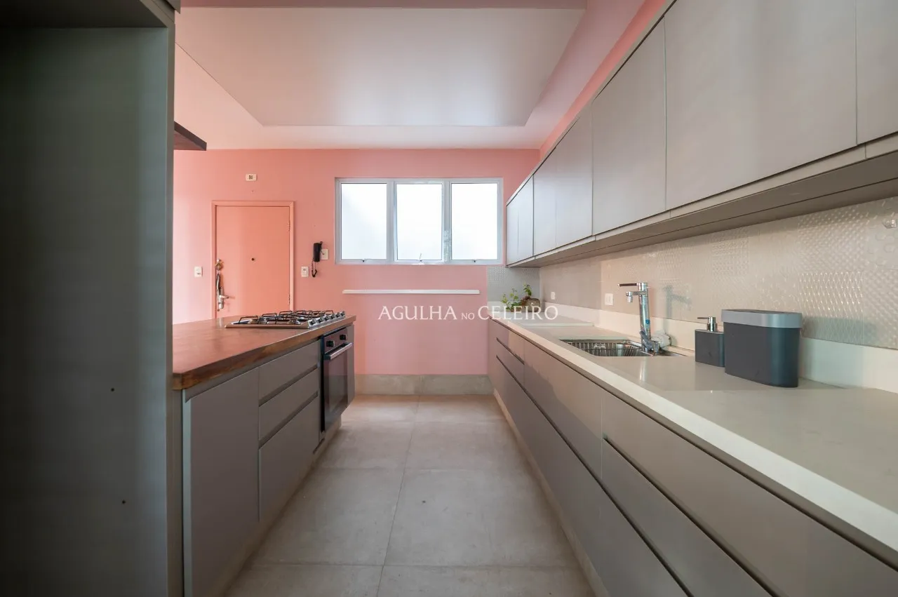 Charme arquitetônico com amplitude e luz natural. – 17491