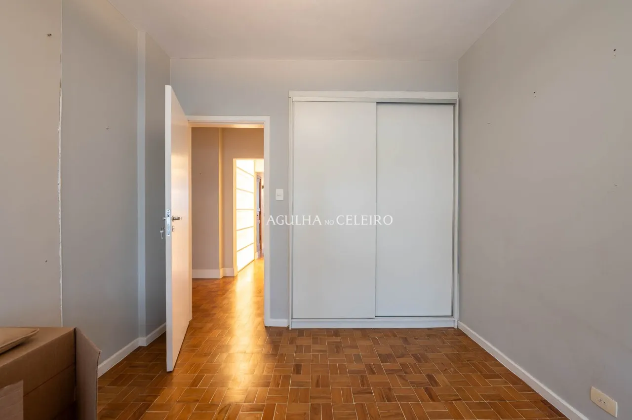 Charme arquitetônico com amplitude e luz natural. – 17491