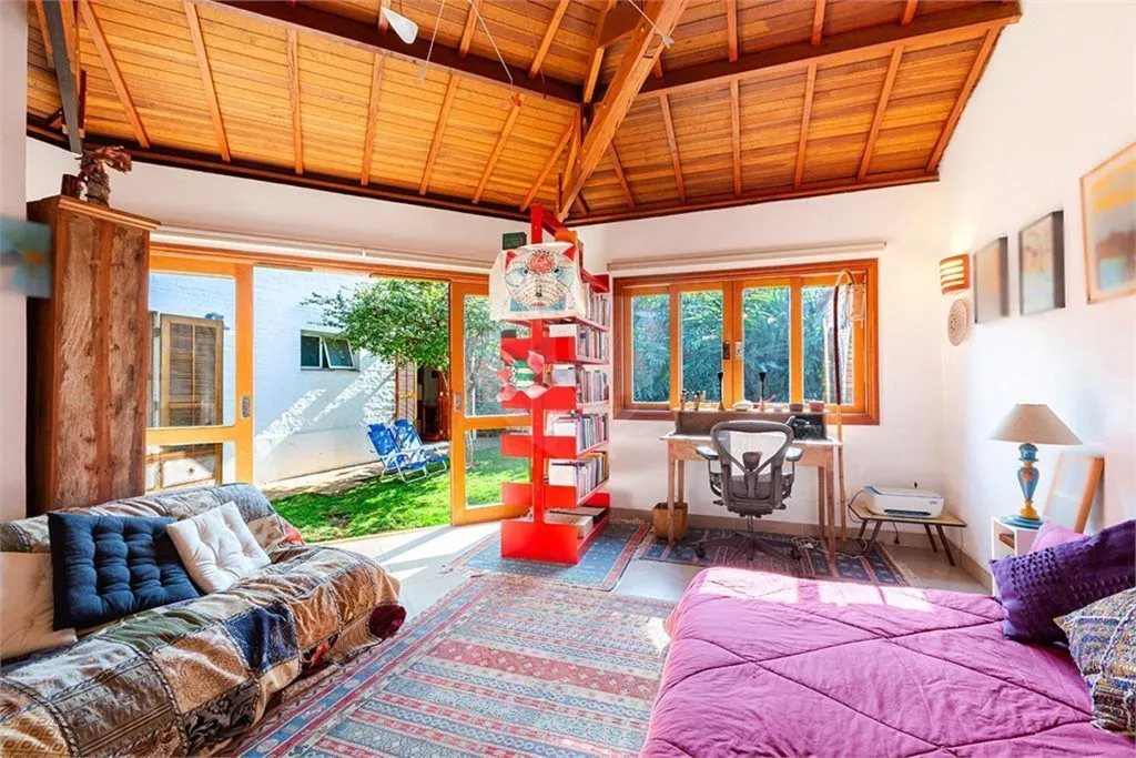 Casa encantadora com excelente iluminação natural em localização privilegiada. – 19579