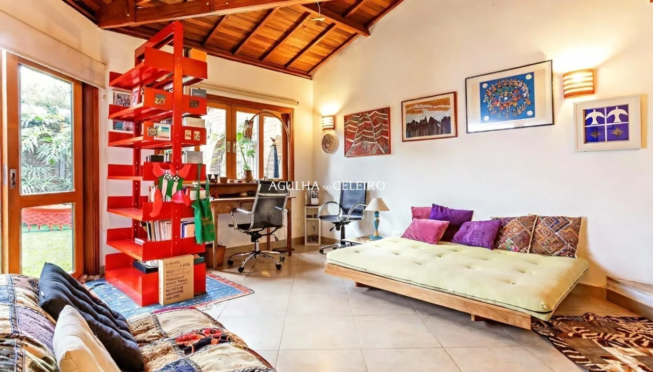 Casa encantadora com excelente iluminação natural em localização privilegiada. – 19579