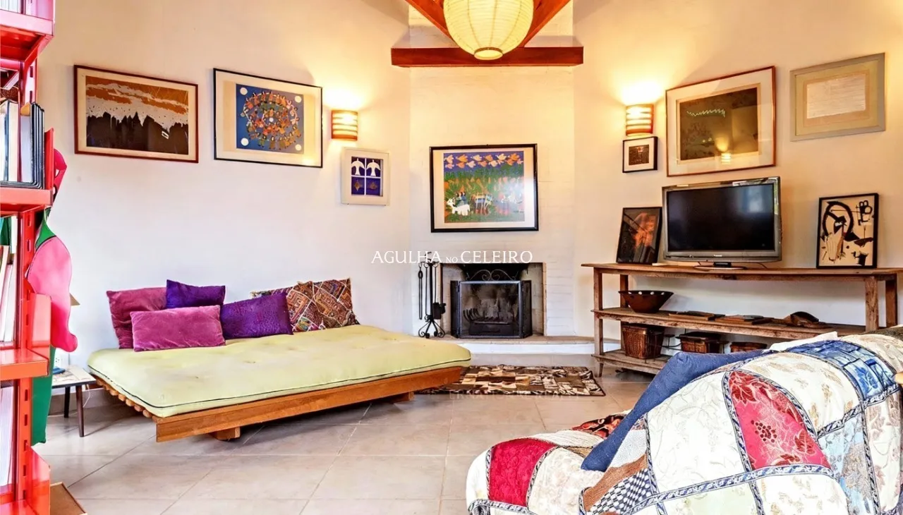 Casa encantadora com excelente iluminação natural em localização privilegiada. – 19579