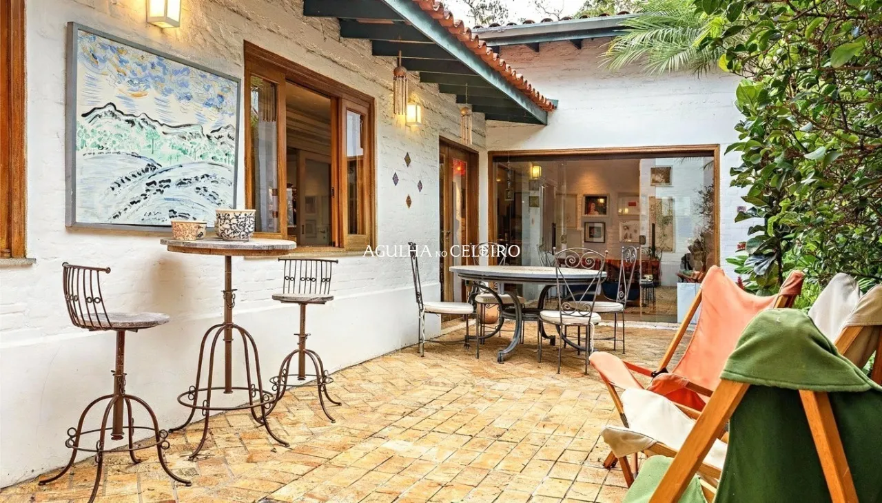 Casa encantadora com excelente iluminação natural em localização privilegiada. – 19579