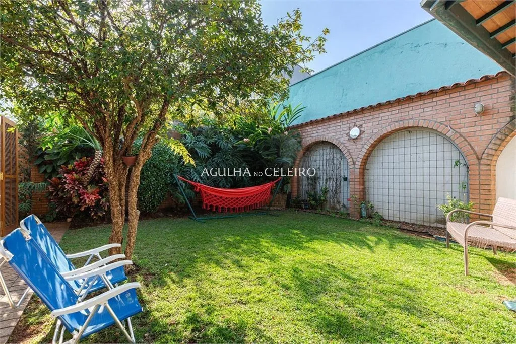 Casa encantadora com excelente iluminação natural em localização privilegiada. – 19579