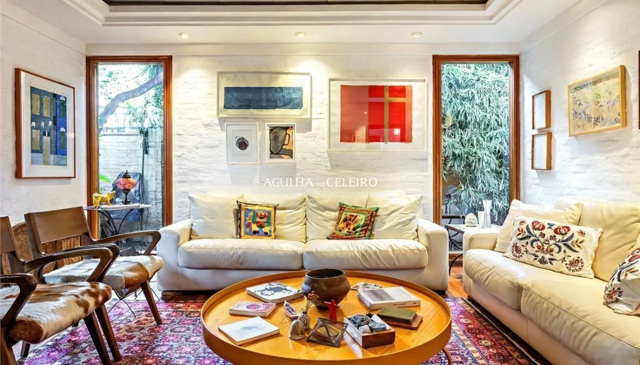 Casa encantadora com excelente iluminação natural em localização privilegiada. – 19579