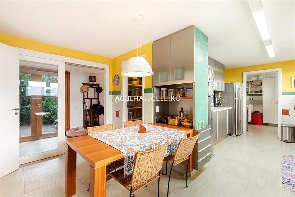 Casa encantadora com excelente iluminação natural em localização privilegiada. – 19579