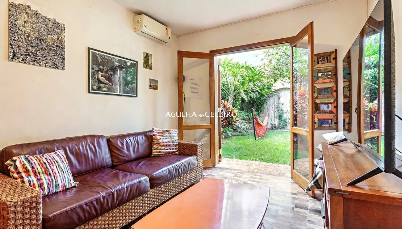 Casa encantadora com excelente iluminação natural em localização privilegiada. – 19579