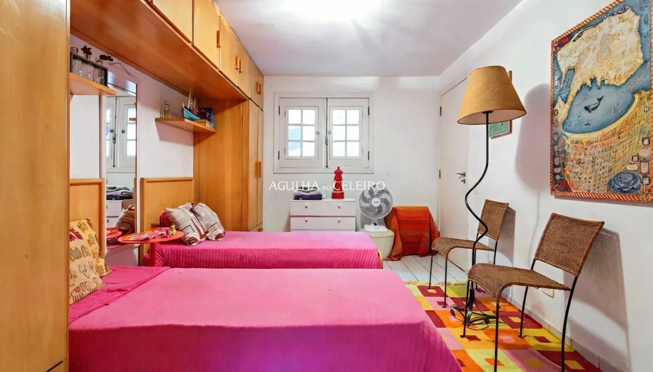 Casa encantadora com excelente iluminação natural em localização privilegiada. – 19579