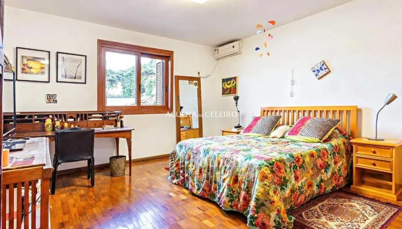 Casa encantadora com excelente iluminação natural em localização privilegiada. – 19579