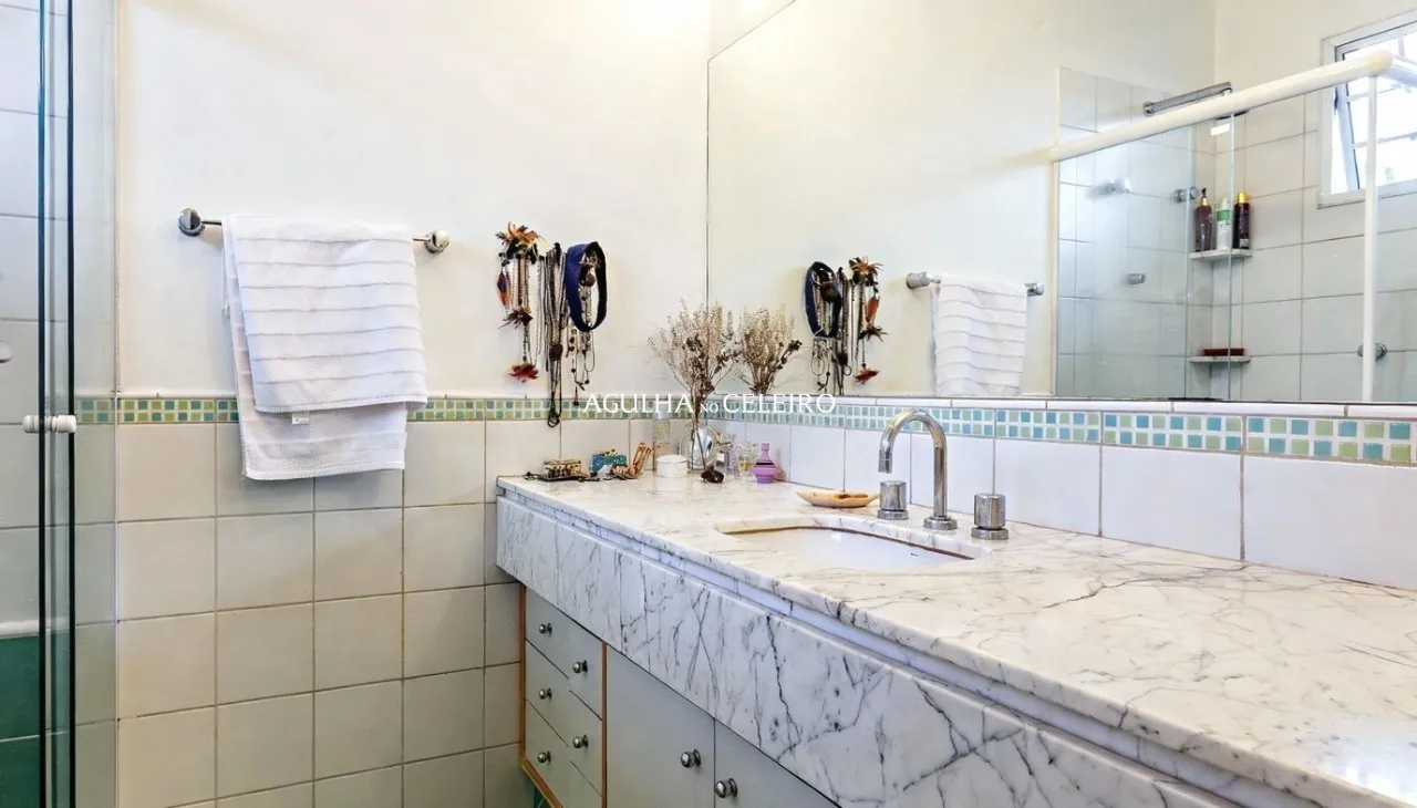 Casa encantadora com excelente iluminação natural em localização privilegiada. – 19579