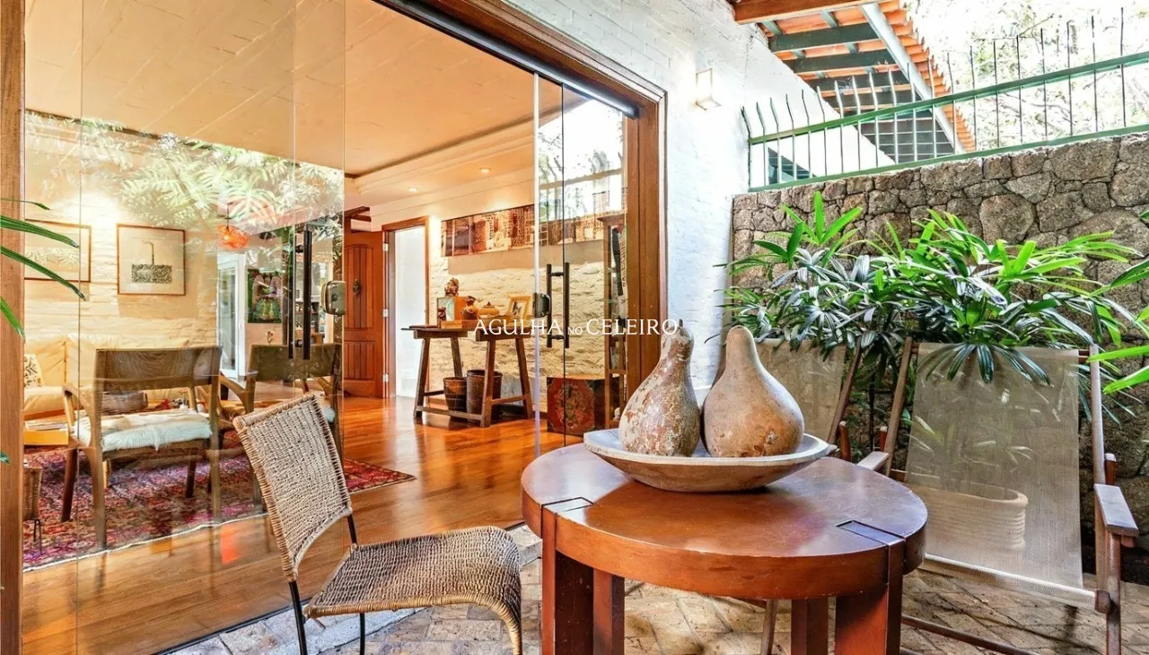Casa encantadora com excelente iluminação natural em localização privilegiada. – 19579