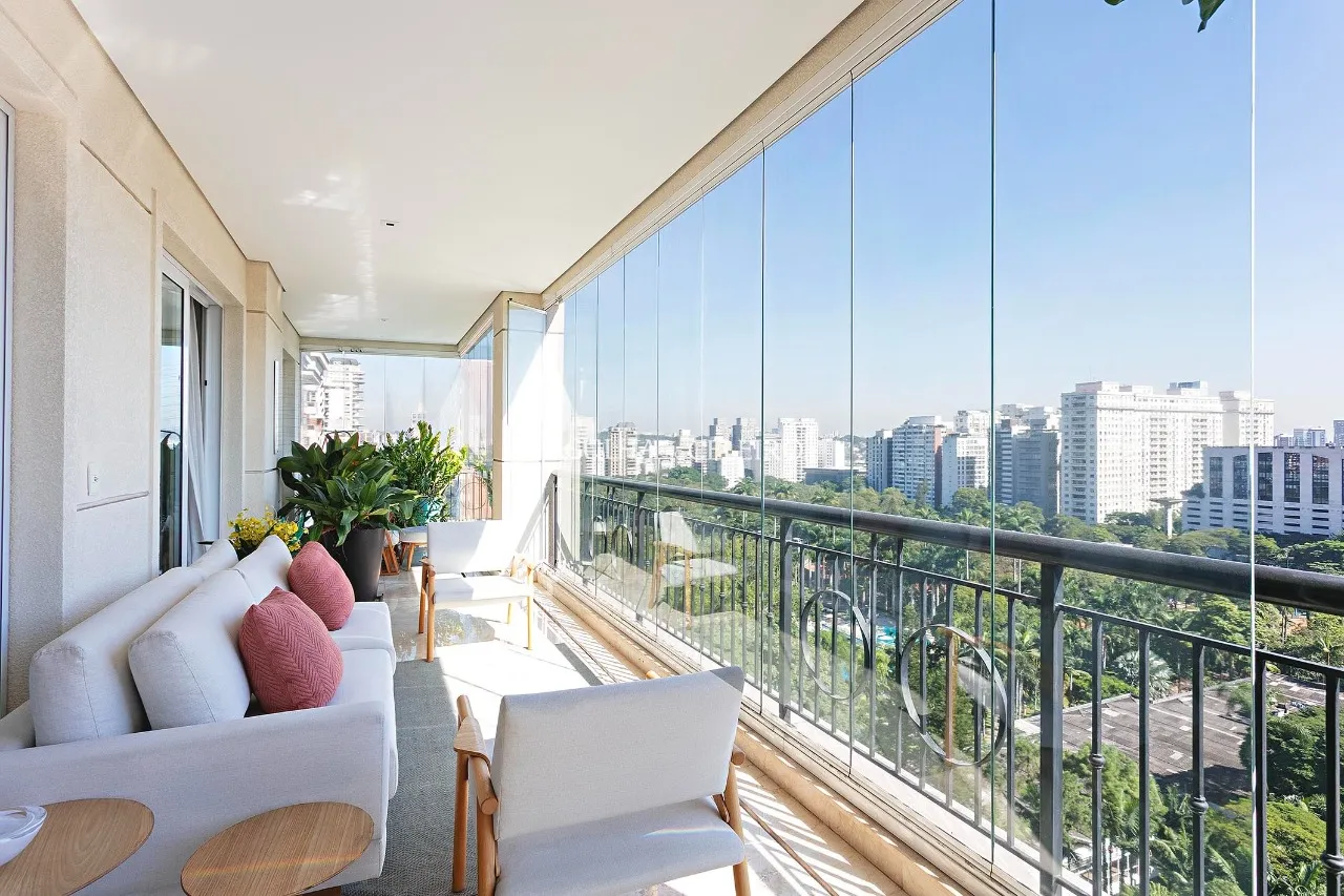 Exclusividade, amplitude, e muita luz natural em frente ao Clube Pinheiros. – 21650