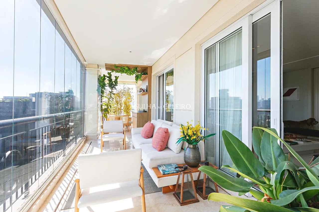 Exclusividade, amplitude, e muita luz natural em frente ao Clube Pinheiros. – 21650