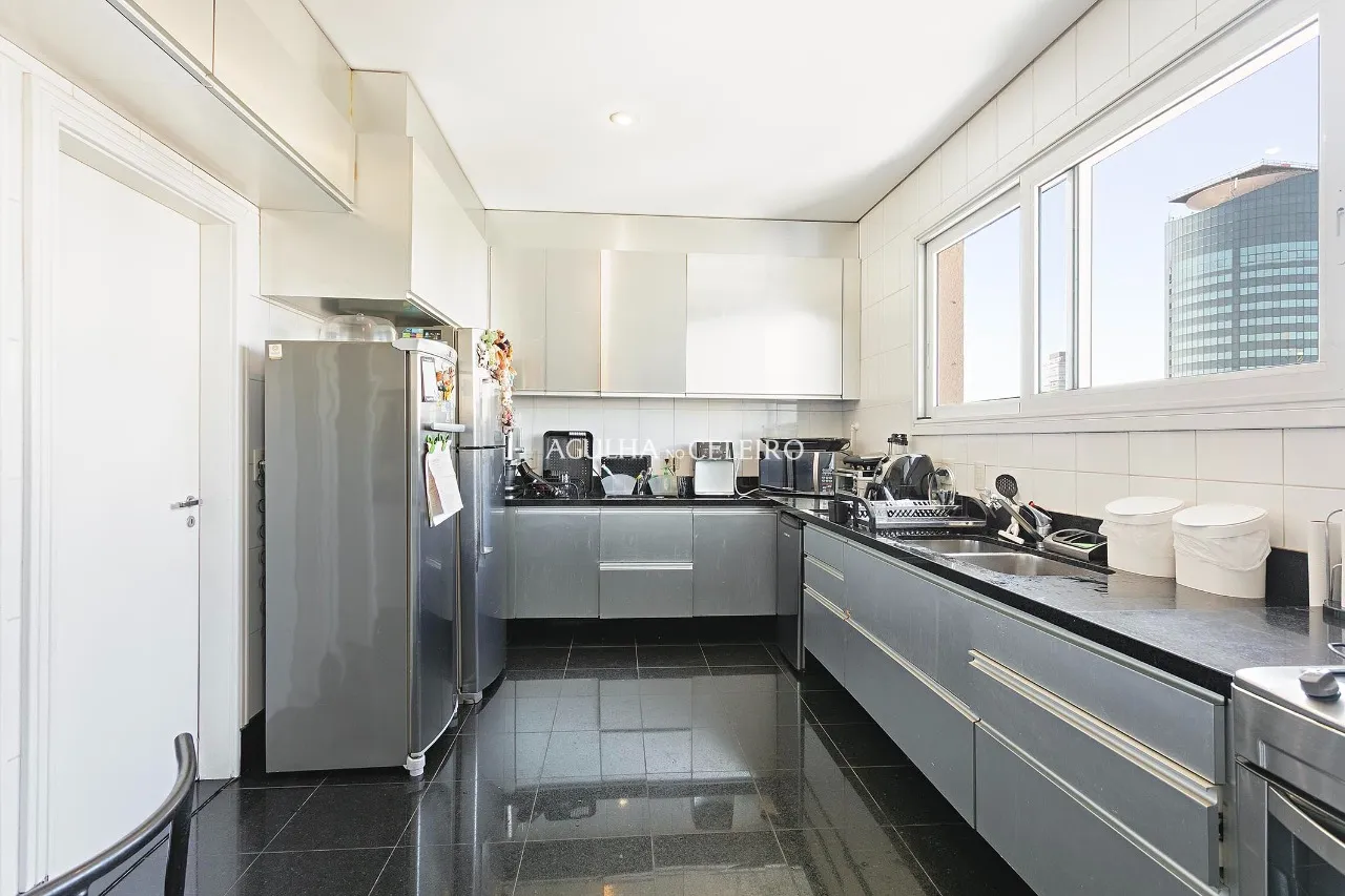 Exclusividade, amplitude, e muita luz natural em frente ao Clube Pinheiros. – 21650