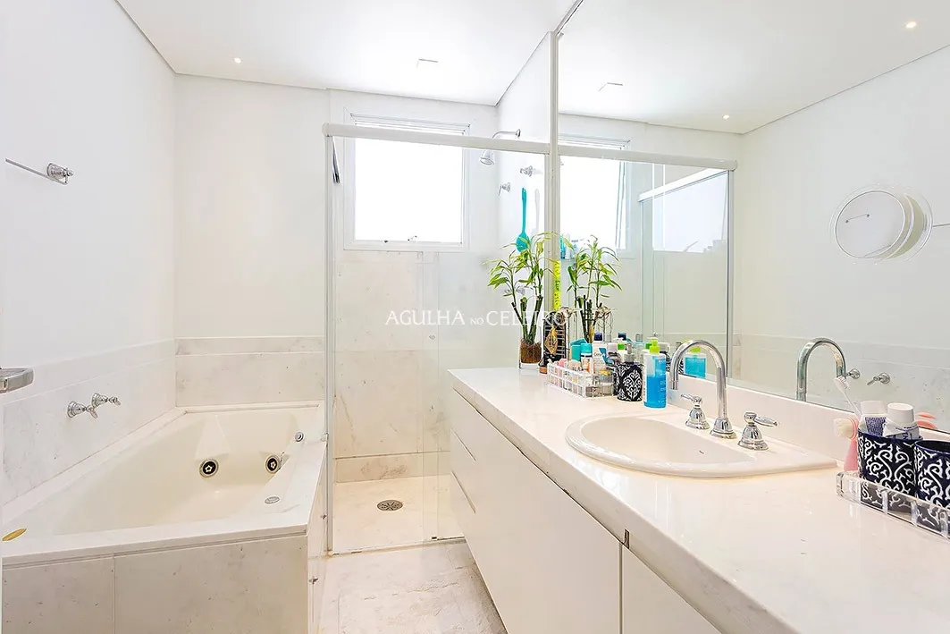 Exclusividade, amplitude, e muita luz natural em frente ao Clube Pinheiros. – 21650