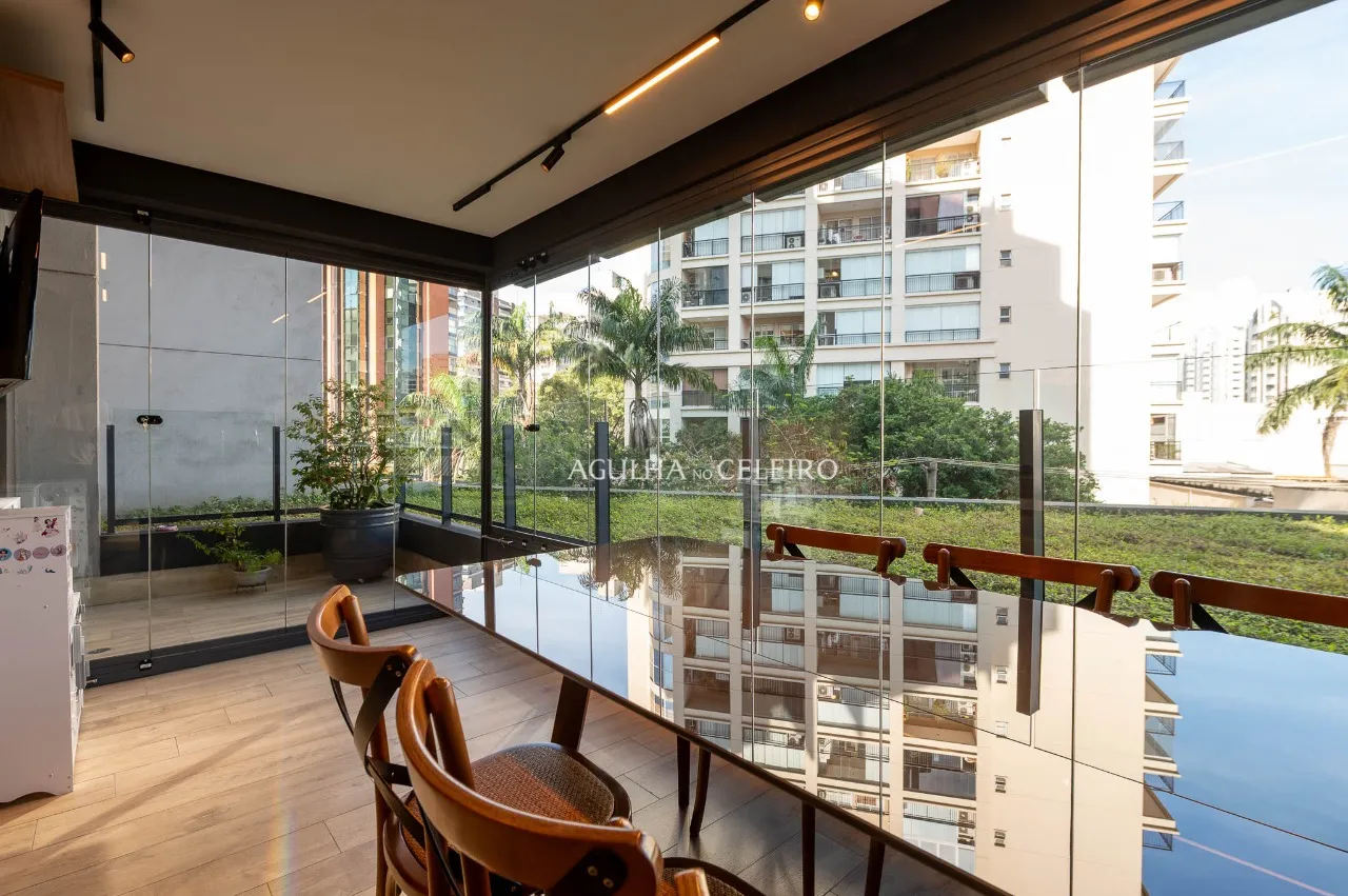 Apartamento reformado em prédio novo à venda em Moema. – 21889