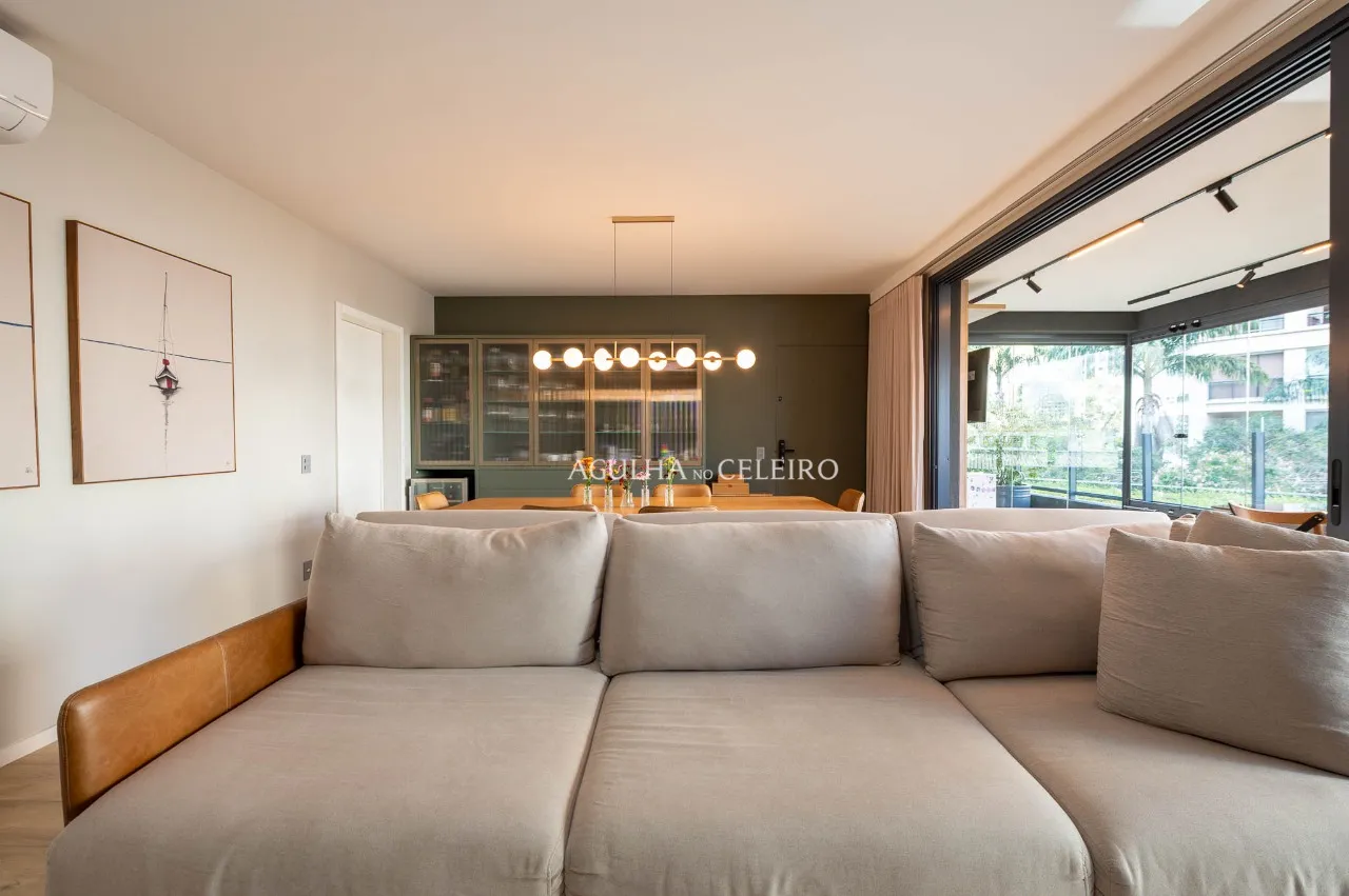 Apartamento reformado em prédio novo à venda em Moema. – 21889