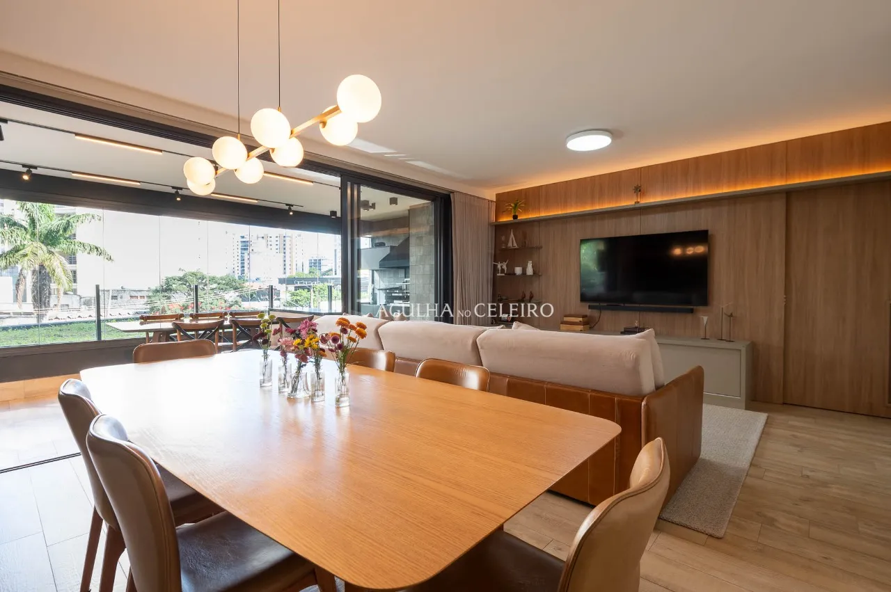 Apartamento reformado em prédio novo à venda em Moema. – 21889