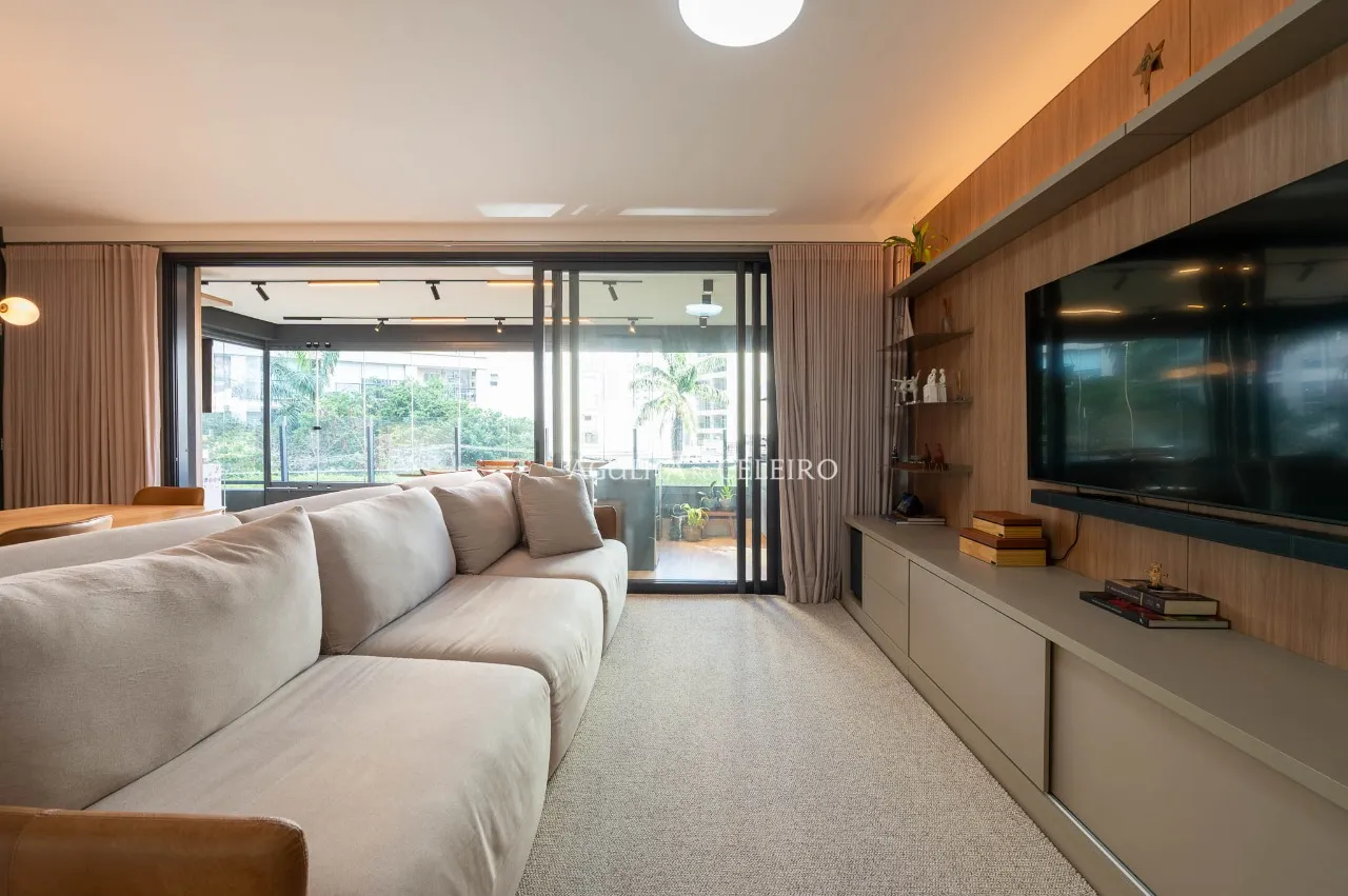 Apartamento reformado em prédio novo à venda em Moema. – 21889