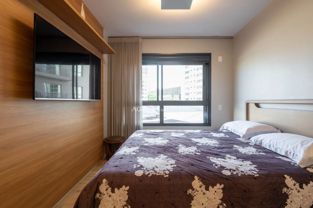 Apartamento reformado em prédio novo à venda em Moema. – 21889