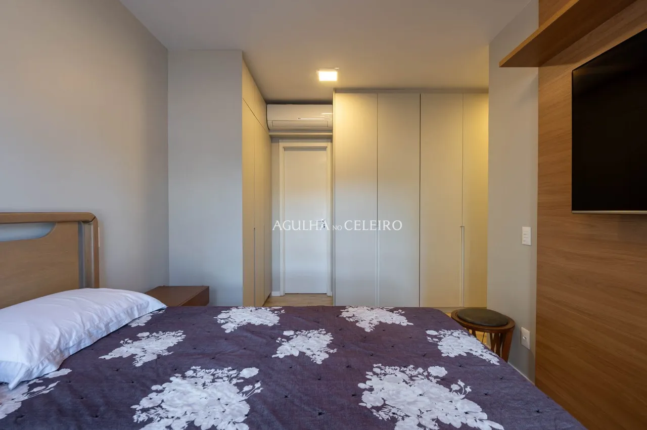 Apartamento reformado em prédio novo à venda em Moema. – 21889