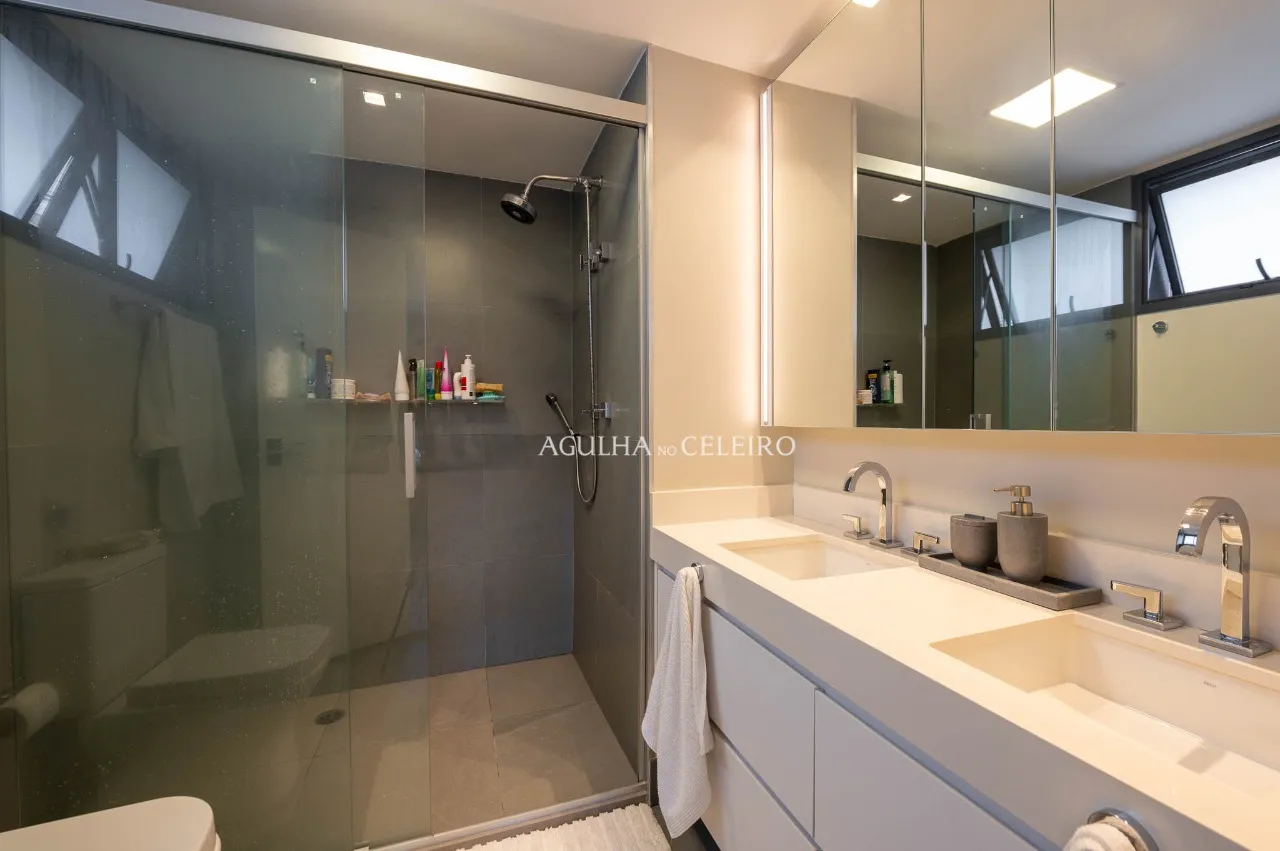 Apartamento reformado em prédio novo à venda em Moema. – 21889