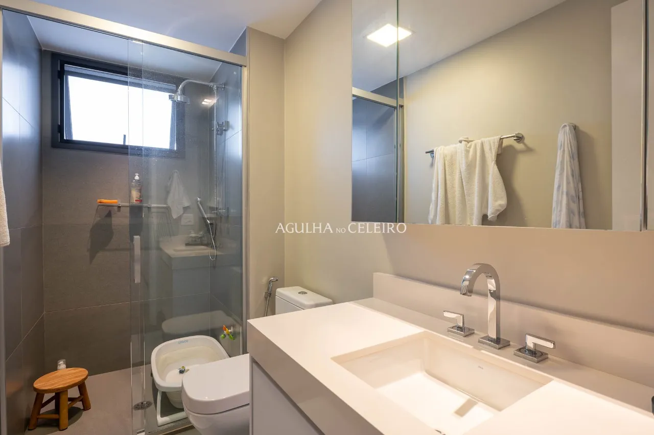 Apartamento reformado em prédio novo à venda em Moema. – 21889