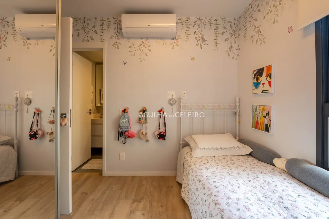 Apartamento reformado em prédio novo à venda em Moema. – 21889